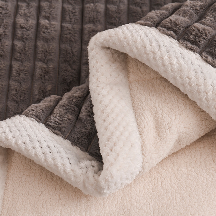 91家纺网 家纺一手货源 找家纺 印季家纺 2025新款三层夹棉立体剪花兔毛绒毛毯毯子多功能盖毯-暗场景 深灰