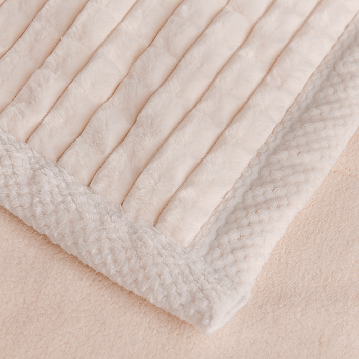 91家纺网 家纺一手货源 找家纺 印季家纺 2025新款三层夹棉立体剪花兔毛绒毛毯毯子多功能盖毯-暗场景 米白