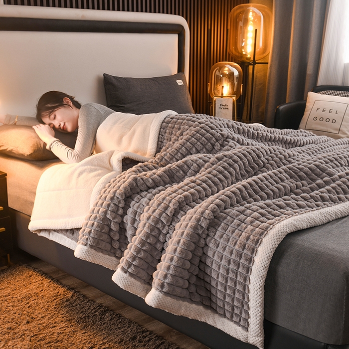 91家纺网 家纺一手货源 找家纺 印季家纺 2025新款三层夹棉立体剪花兔毛绒毛毯毯子多功能盖毯-暗场景 浅灰