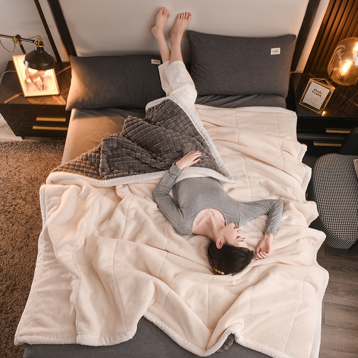 91家纺网 家纺一手货源 找家纺 印季家纺 2025新款三层夹棉立体剪花兔毛绒毛毯毯子多功能盖毯-暗场景 深灰