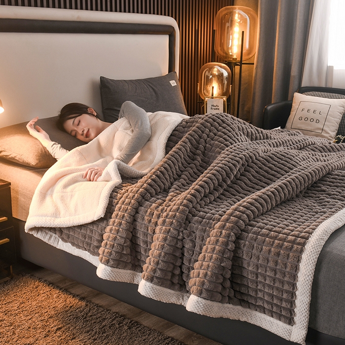 91家纺网 家纺一手货源 找家纺 印季家纺 2025新款三层夹棉立体剪花兔毛绒毛毯毯子多功能盖毯-暗场景 深灰