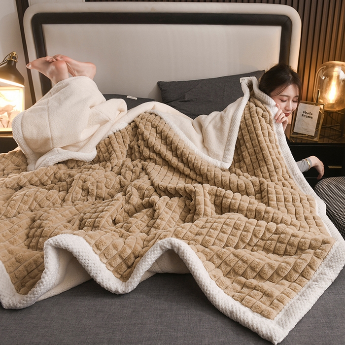 91家纺网 家纺一手货源 找家纺 印季家纺 2025新款三层夹棉立体剪花兔毛绒毛毯毯子多功能盖毯-暗场景 驼色