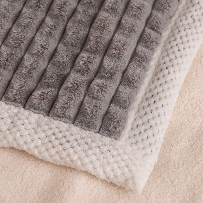 91家纺网 家纺一手货源 找家纺 印季家纺 2025新款三层夹棉立体剪花兔毛绒毛毯毯子多功能盖毯-暗场景 浅灰
