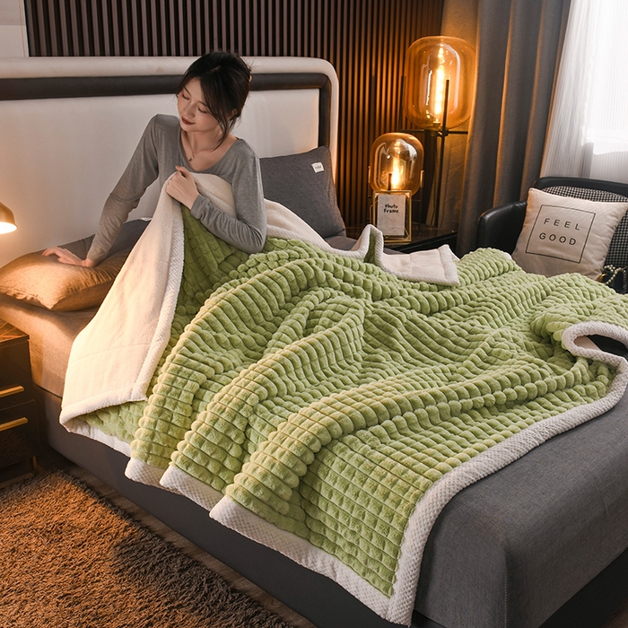 91家纺网 家纺一手货源 找家纺 印季家纺 2025新款三层夹棉立体剪花兔毛绒毛毯毯子多功能盖毯-暗场景 抹茶