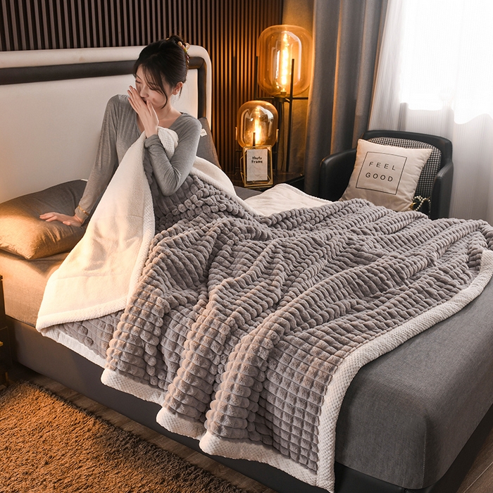 91家纺网 家纺一手货源 找家纺 印季家纺 2025新款三层夹棉立体剪花兔毛绒毛毯毯子多功能盖毯-暗场景 浅灰