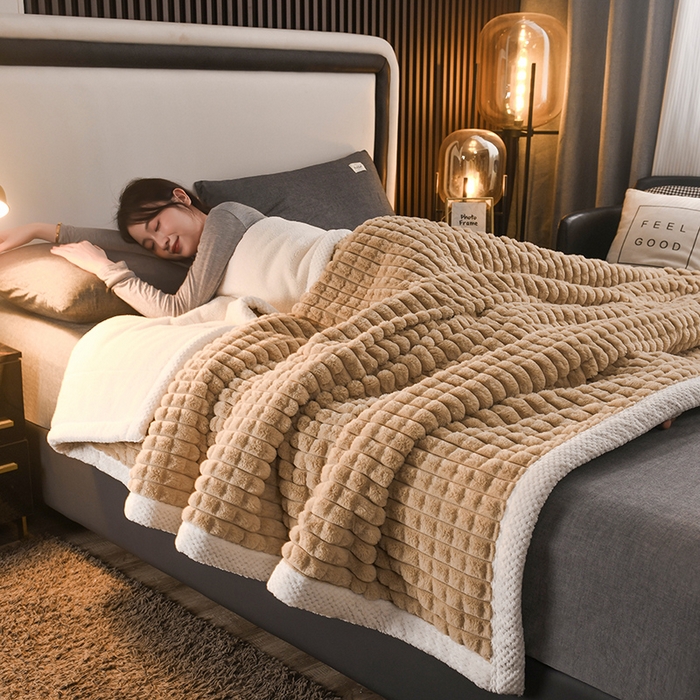 91家纺网 家纺一手货源 找家纺 印季家纺 2025新款三层夹棉立体剪花兔毛绒毛毯毯子多功能盖毯-暗场景 驼色