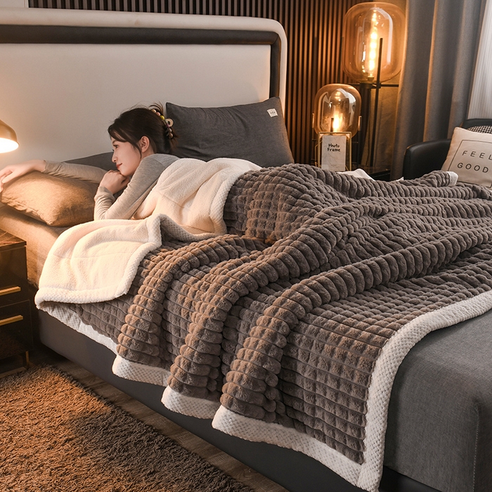 91家纺网 家纺一手货源 找家纺 印季家纺 2025新款三层夹棉立体剪花兔毛绒毛毯毯子多功能盖毯-暗场景 深灰