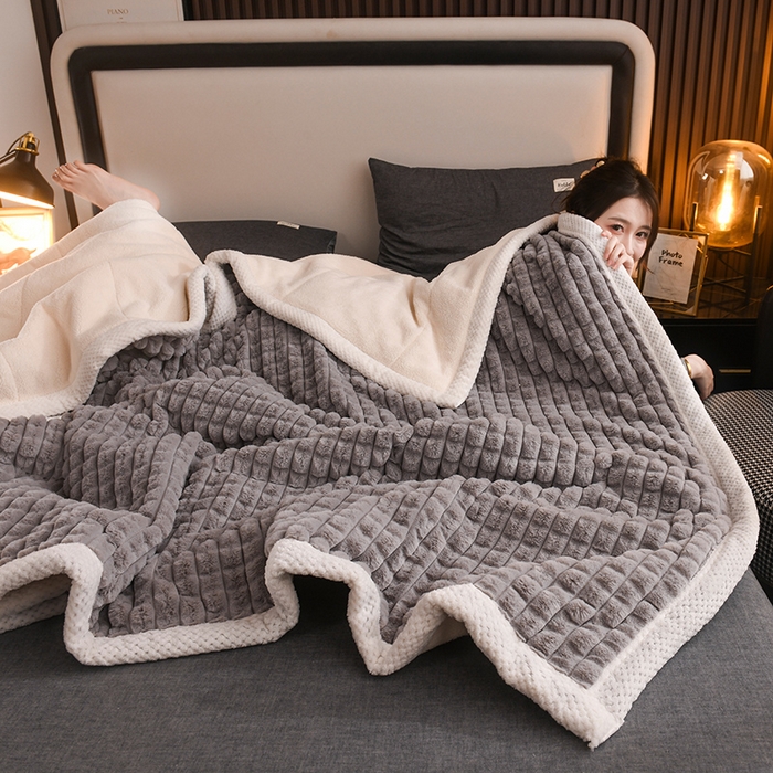 91家纺网 家纺一手货源 找家纺 印季家纺 2025新款三层夹棉立体剪花兔毛绒毛毯毯子多功能盖毯-暗场景 浅灰
