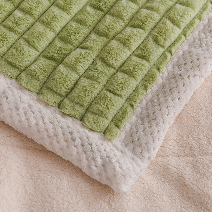 91家纺网 家纺一手货源 找家纺 印季家纺 2025新款三层夹棉立体剪花兔毛绒毛毯毯子多功能盖毯-暗场景 抹茶