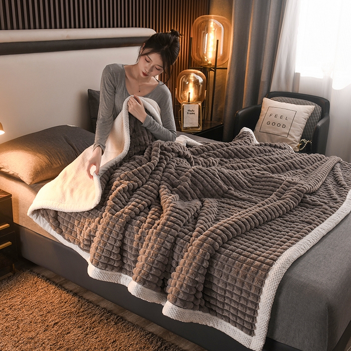 91家纺网 家纺一手货源 找家纺 印季家纺 2025新款三层夹棉立体剪花兔毛绒毛毯毯子多功能盖毯-暗场景 深灰