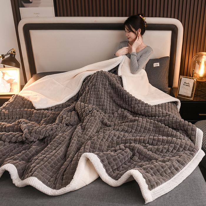 91家纺网 家纺一手货源 找家纺 印季家纺 2025新款三层夹棉立体剪花兔毛绒毛毯毯子多功能盖毯-暗场景 深灰