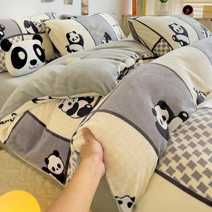 91家纺网 家纺一手货源 找家纺 西引力 2025新款亲肤舒适加厚牛奶绒印花四件套 熊猫皮皮