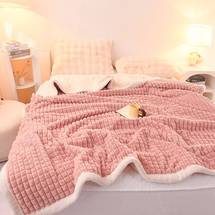 91家纺网 家纺一手货源 找家纺 （总）印季家纺 2025新款三层夹棉立体剪花兔毛绒毛毯毯子多功能盖毯-亮场景