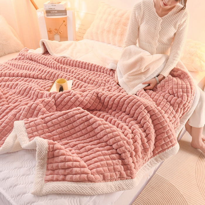 91家纺网 家纺一手货源 找家纺 （总）印季家纺 2025新款三层夹棉立体剪花兔毛绒毛毯毯子多功能盖毯-亮场景