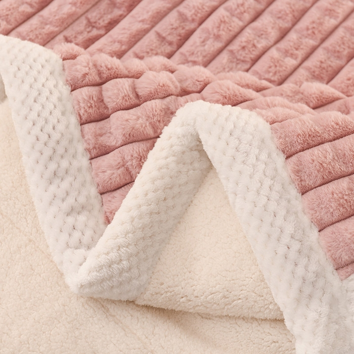 91家纺网 家纺一手货源 找家纺 （总）印季家纺 2025新款三层夹棉立体剪花兔毛绒毛毯毯子多功能盖毯-亮场景