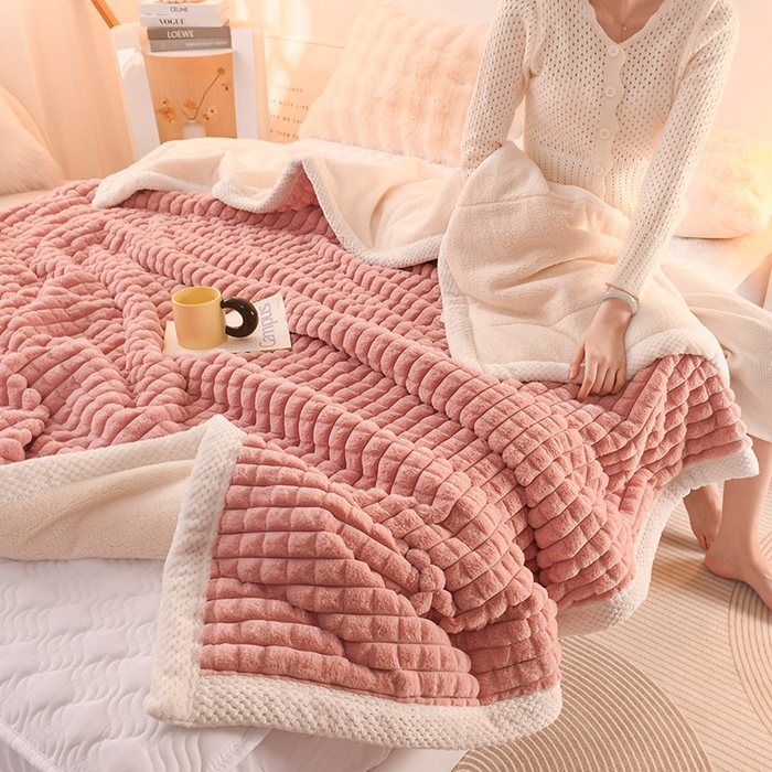 91家纺网 家纺一手货源 找家纺 （总）印季家纺 2025新款三层夹棉立体剪花兔毛绒毛毯毯子多功能盖毯-亮场景