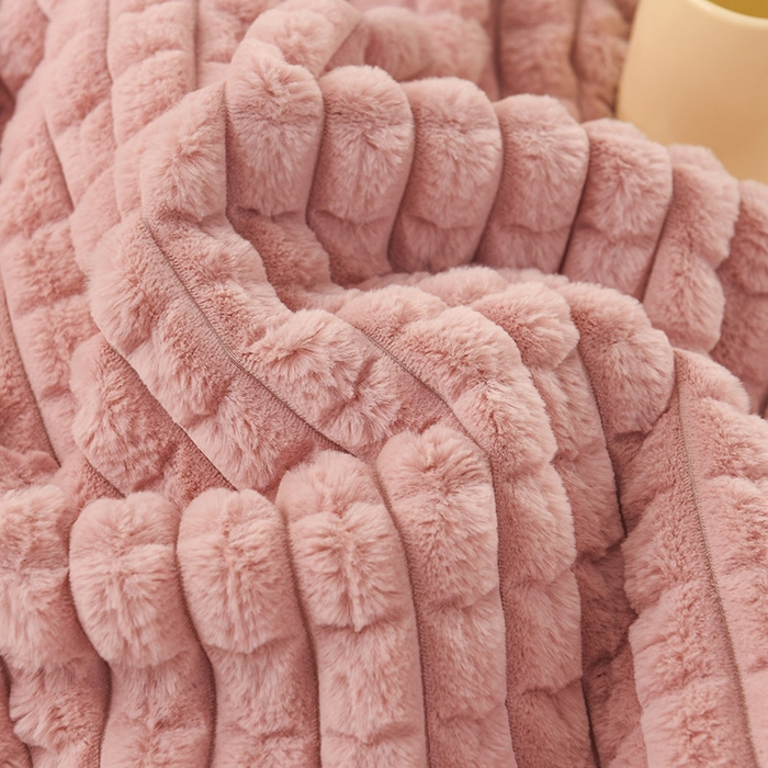 91家纺网 家纺一手货源 找家纺 印季家纺 2025新款三层夹棉立体剪花兔毛绒毛毯毯子多功能盖毯-亮场景 豆沙