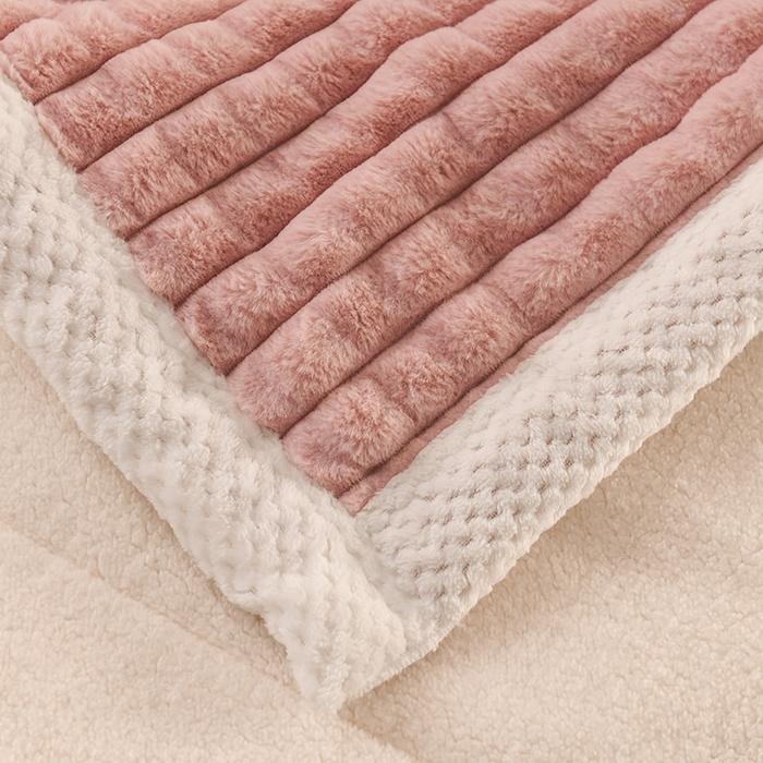 91家纺网 家纺一手货源 找家纺 印季家纺 2025新款三层夹棉立体剪花兔毛绒毛毯毯子多功能盖毯-亮场景 豆沙