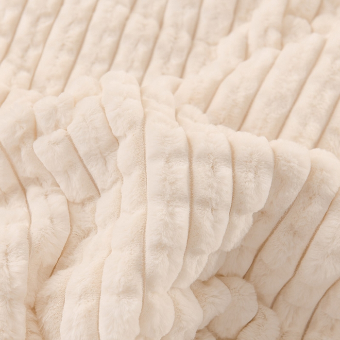 91家纺网 家纺一手货源 找家纺 印季家纺 2025新款三层夹棉立体剪花兔毛绒毛毯毯子多功能盖毯-亮场景 米白