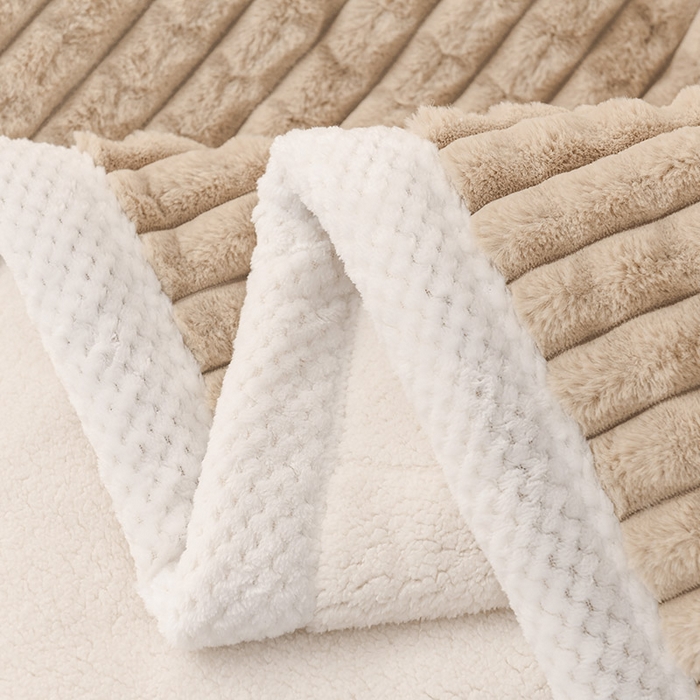 91家纺网 家纺一手货源 找家纺 印季家纺 2025新款三层夹棉立体剪花兔毛绒毛毯毯子多功能盖毯-亮场景 驼色