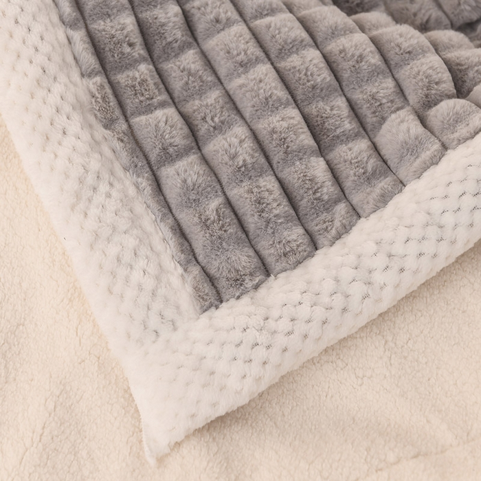 91家纺网 家纺一手货源 找家纺 印季家纺 2025新款三层夹棉立体剪花兔毛绒毛毯毯子多功能盖毯-亮场景 浅灰