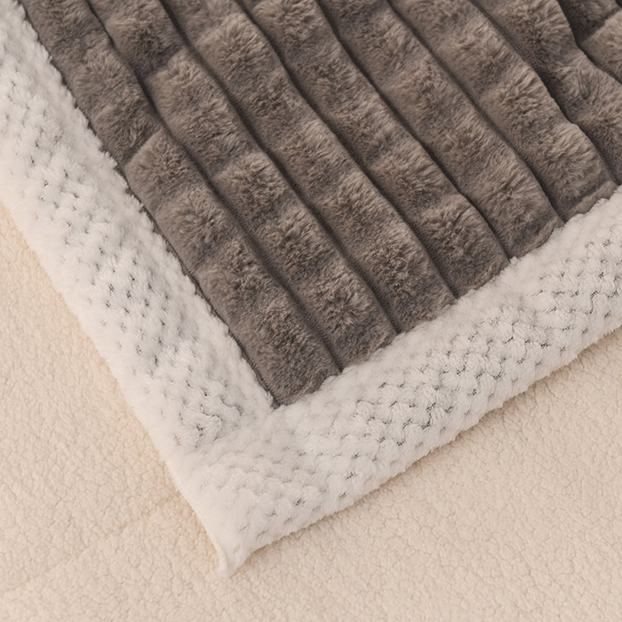 91家纺网 家纺一手货源 找家纺 印季家纺 2025新款三层夹棉立体剪花兔毛绒毛毯毯子多功能盖毯-亮场景 深灰