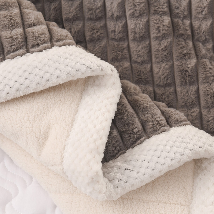 91家纺网 家纺一手货源 找家纺 印季家纺 2025新款三层夹棉立体剪花兔毛绒毛毯毯子多功能盖毯-亮场景 深灰