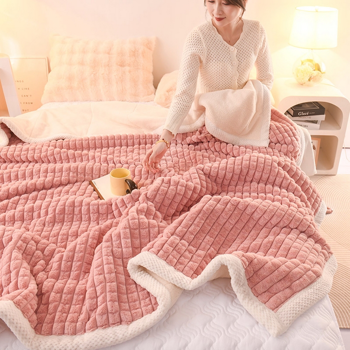 91家纺网 家纺一手货源 找家纺 印季家纺 2025新款三层夹棉立体剪花兔毛绒毛毯毯子多功能盖毯-亮场景 豆沙