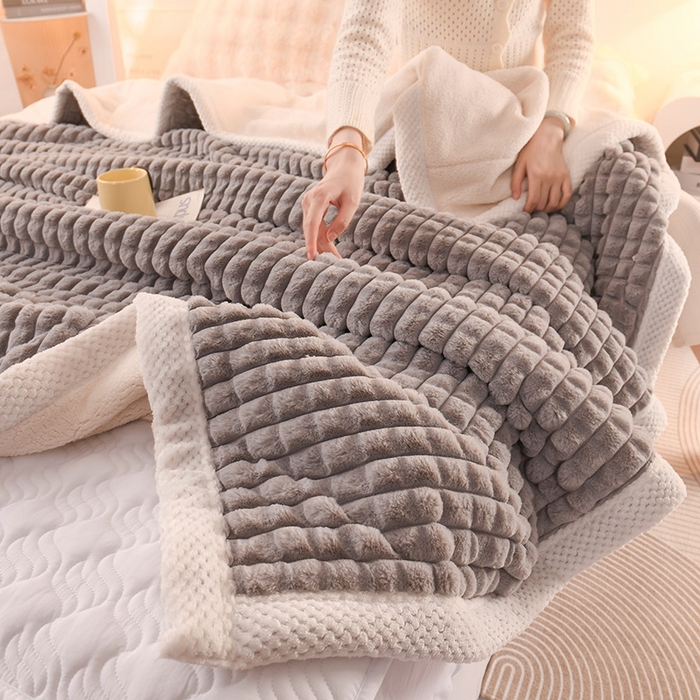 91家纺网 家纺一手货源 找家纺 印季家纺 2025新款三层夹棉立体剪花兔毛绒毛毯毯子多功能盖毯-亮场景 浅灰