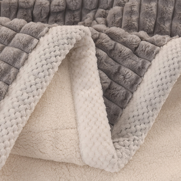 91家纺网 家纺一手货源 找家纺 印季家纺 2025新款三层夹棉立体剪花兔毛绒毛毯毯子多功能盖毯-亮场景 浅灰