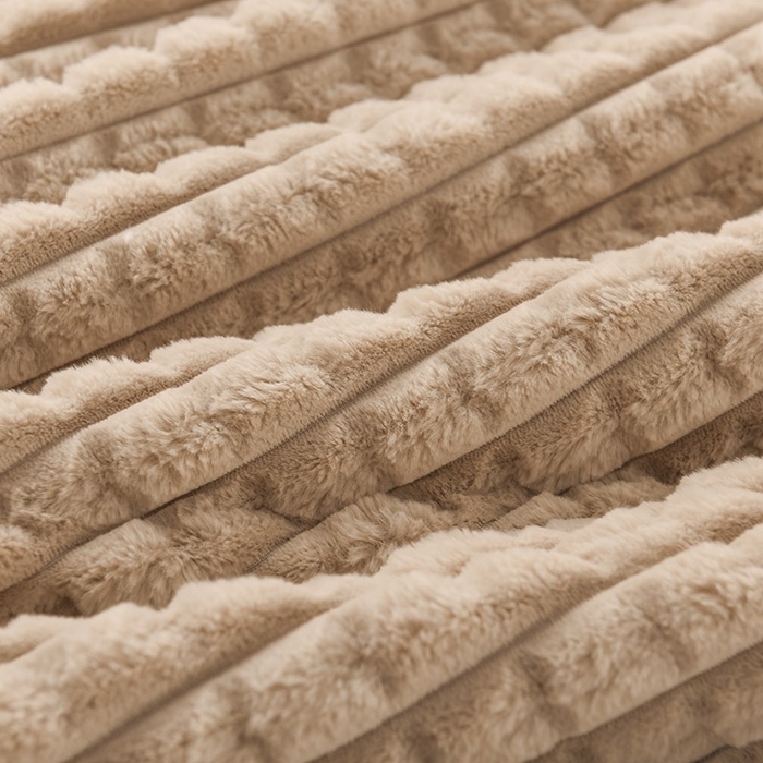 91家纺网 家纺一手货源 找家纺 印季家纺 2025新款三层夹棉立体剪花兔毛绒毛毯毯子多功能盖毯-亮场景 驼色