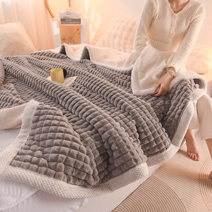 91家纺网 家纺一手货源 找家纺 印季家纺 2025新款三层夹棉立体剪花兔毛绒毛毯毯子多功能盖毯-亮场景 浅灰