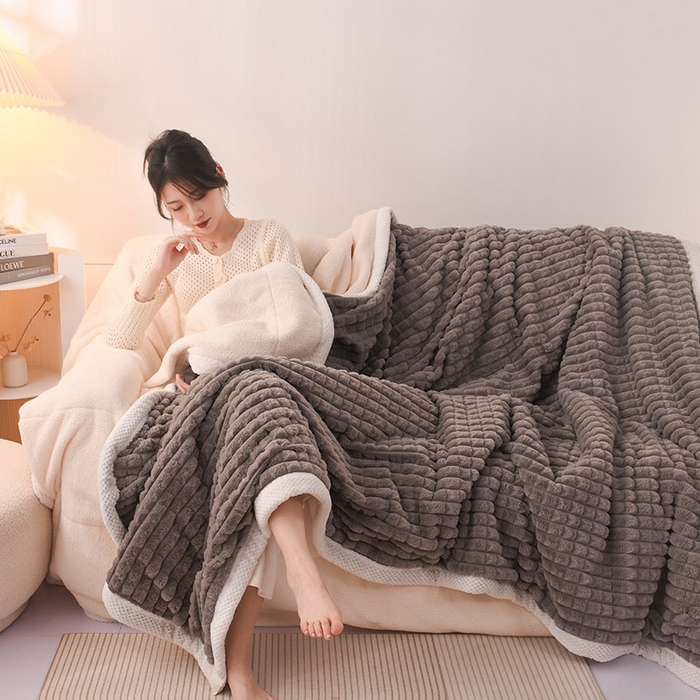 91家纺网 家纺一手货源 找家纺 印季家纺 2025新款三层夹棉立体剪花兔毛绒毛毯毯子多功能盖毯-亮场景 深灰