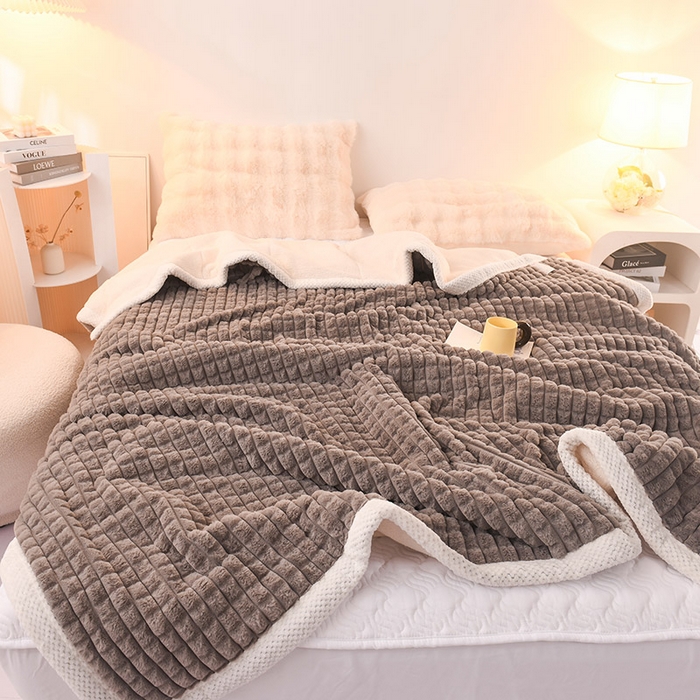 91家纺网 家纺一手货源 找家纺 印季家纺 2025新款三层夹棉立体剪花兔毛绒毛毯毯子多功能盖毯-亮场景 深灰