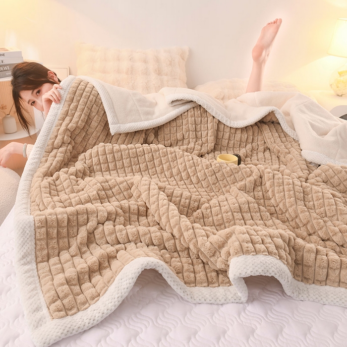 91家纺网 家纺一手货源 找家纺 印季家纺 2025新款三层夹棉立体剪花兔毛绒毛毯毯子多功能盖毯-亮场景 驼色