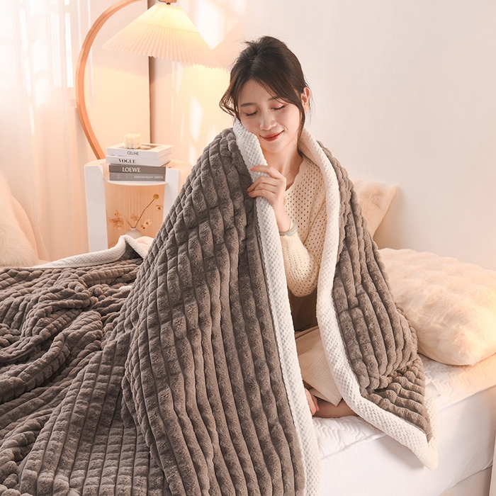 91家纺网 家纺一手货源 找家纺 印季家纺 2025新款三层夹棉立体剪花兔毛绒毛毯毯子多功能盖毯-亮场景 深灰