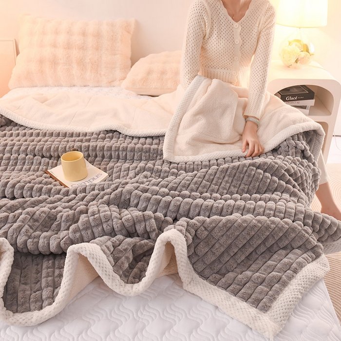 91家纺网 家纺一手货源 找家纺 印季家纺 2025新款三层夹棉立体剪花兔毛绒毛毯毯子多功能盖毯-亮场景 浅灰