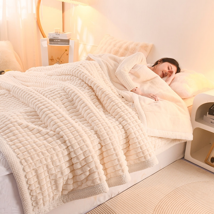 91家纺网 家纺一手货源 找家纺 印季家纺 2025新款三层夹棉立体剪花兔毛绒毛毯毯子多功能盖毯-亮场景 米白