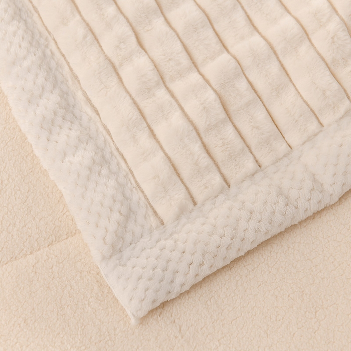 91家纺网 家纺一手货源 找家纺 印季家纺 2025新款三层夹棉立体剪花兔毛绒毛毯毯子多功能盖毯-亮场景 米白