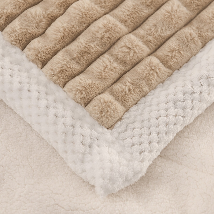 91家纺网 家纺一手货源 找家纺 印季家纺 2025新款三层夹棉立体剪花兔毛绒毛毯毯子多功能盖毯-亮场景 驼色