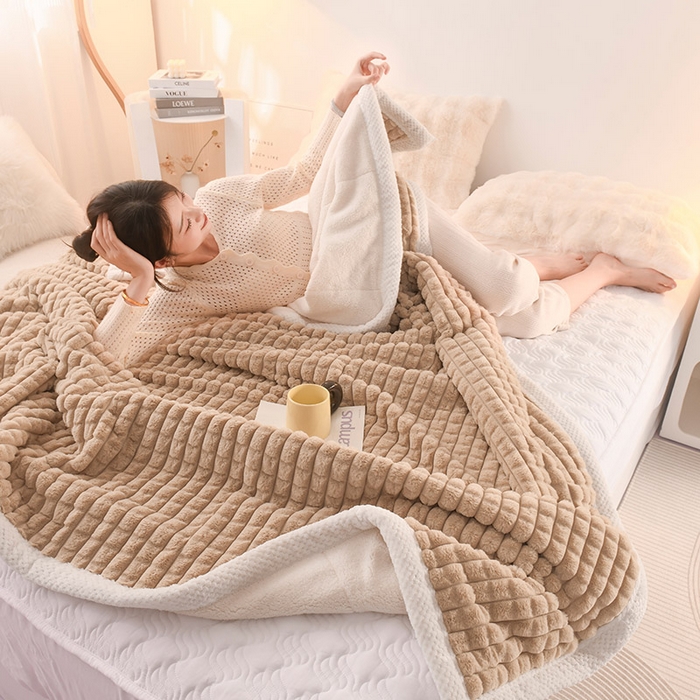 91家纺网 家纺一手货源 找家纺 印季家纺 2025新款三层夹棉立体剪花兔毛绒毛毯毯子多功能盖毯-亮场景 驼色