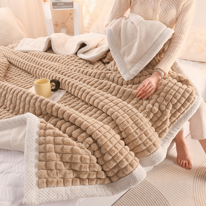 91家纺网 家纺一手货源 找家纺 印季家纺 2025新款三层夹棉立体剪花兔毛绒毛毯毯子多功能盖毯-亮场景 驼色