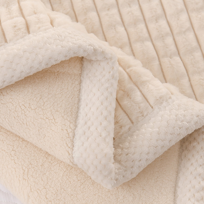 91家纺网 家纺一手货源 找家纺 印季家纺 2025新款三层夹棉立体剪花兔毛绒毛毯毯子多功能盖毯-亮场景 米白