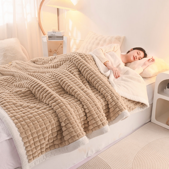 91家纺网 家纺一手货源 找家纺 印季家纺 2025新款三层夹棉立体剪花兔毛绒毛毯毯子多功能盖毯-亮场景 驼色