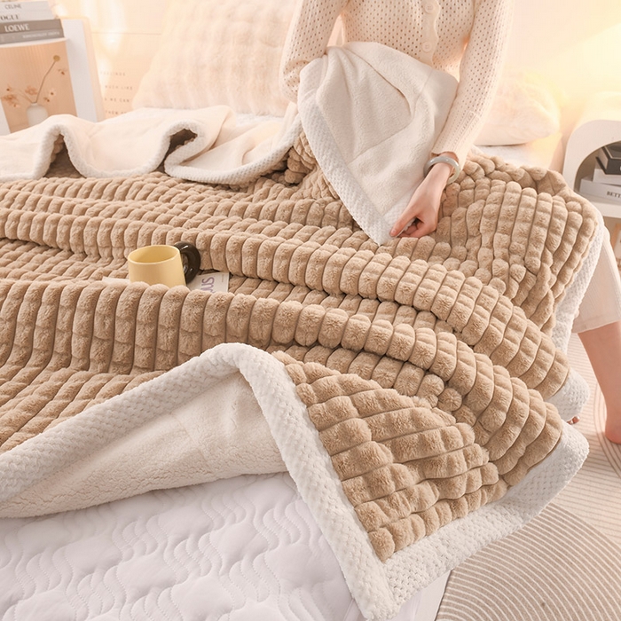 91家纺网 家纺一手货源 找家纺 印季家纺 2025新款三层夹棉立体剪花兔毛绒毛毯毯子多功能盖毯-亮场景 驼色