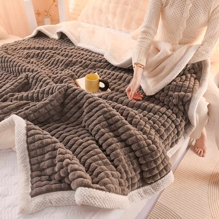 91家纺网 家纺一手货源 找家纺 印季家纺 2025新款三层夹棉立体剪花兔毛绒毛毯毯子多功能盖毯-亮场景 深灰