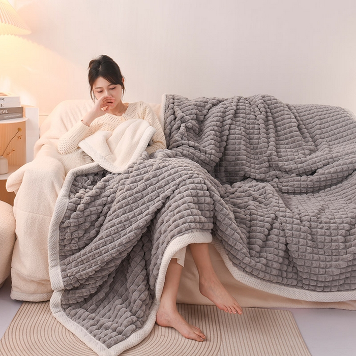 91家纺网 家纺一手货源 找家纺 印季家纺 2025新款三层夹棉立体剪花兔毛绒毛毯毯子多功能盖毯-亮场景 浅灰