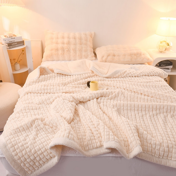 91家纺网 家纺一手货源 找家纺 印季家纺 2025新款三层夹棉立体剪花兔毛绒毛毯毯子多功能盖毯-亮场景 米白