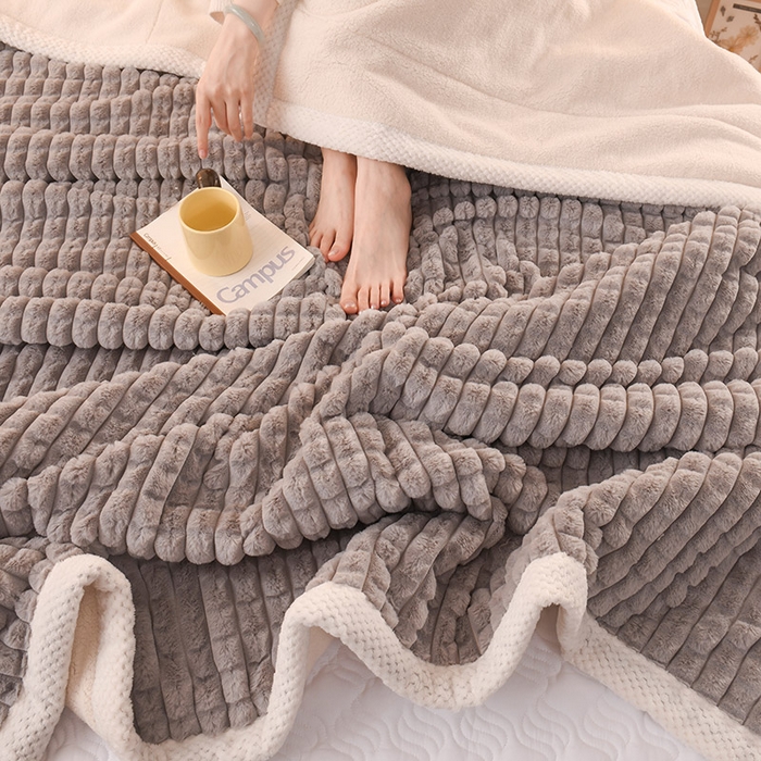 91家纺网 家纺一手货源 找家纺 印季家纺 2025新款三层夹棉立体剪花兔毛绒毛毯毯子多功能盖毯-亮场景 浅灰