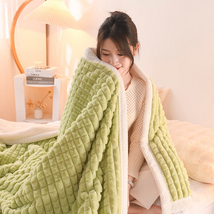 91家纺网 家纺一手货源 找家纺 印季家纺 2025新款三层夹棉立体剪花兔毛绒毛毯毯子多功能盖毯-亮场景 抹茶